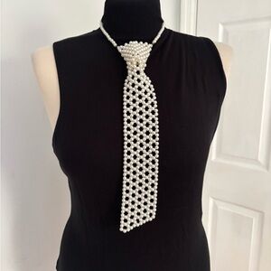 White pearl tie vintage necklace
